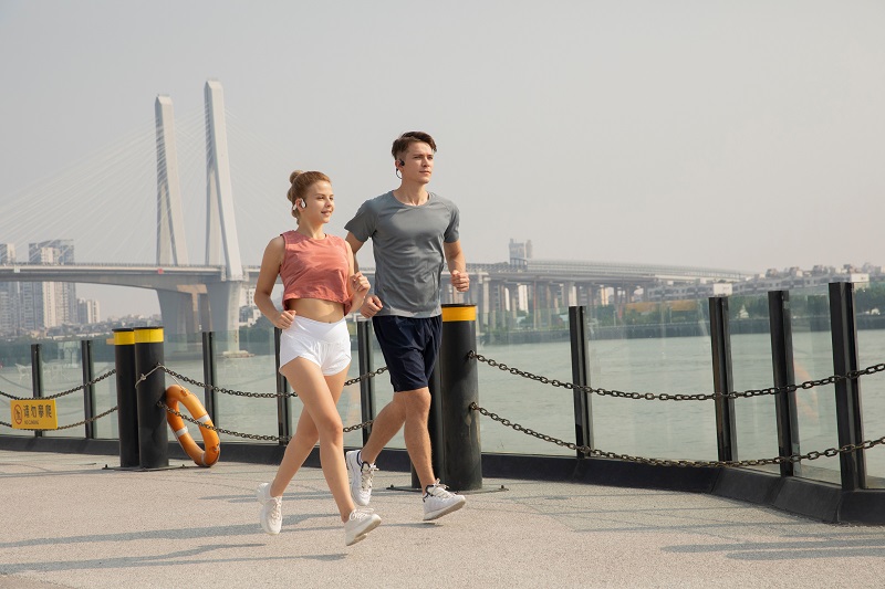 Cách đeo tai nghe khi chạy bộ đúng nhất dành cho các runner