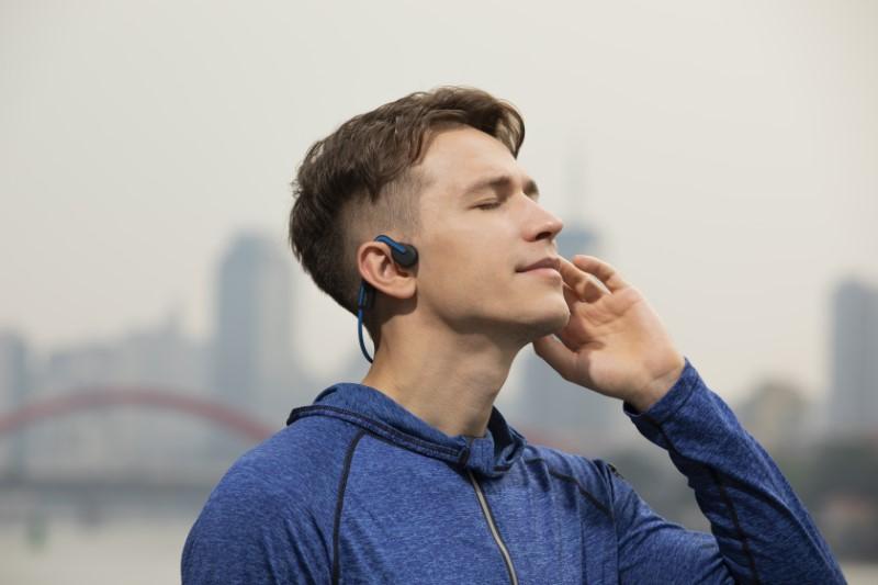 Công nghệ tai nghe truyền âm thanh qua xương liệu có an toàn khi tập thể thao ngoài trời?