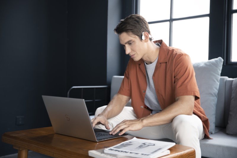 Nghe nhạc mọi lúc mọi nơi cùng tai nghe dẫn âm qua xương Shokz OpenMove